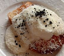 Тост с лососем, яйцом пашот и муссом из пармезана