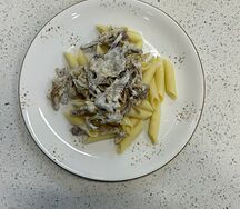 Паста в сливочном соусе с говядиной и грибами
