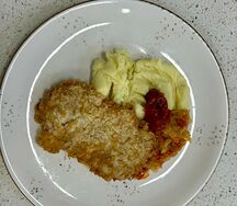 Отбивная из куриной грудки с картофельным пюре и капустой