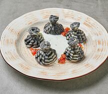 Хинкали с креветками и соусом из мацони