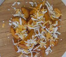 Картофельные дольки со специями с сыром