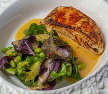 Палтус с зелёными овощами и сливочно-устричным соусом