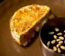 Запеченный камамбер с медом и кедровым орехом