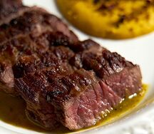 Стейк скерт с пюре из кукурузы и кориандра и соусом чимичурри