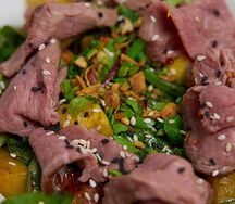 Теплый салат с телятиной, папоротником и овощами