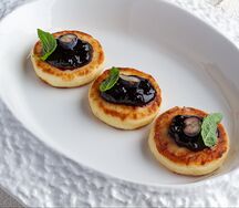 Сырники с черничный вареньем и сметаной
