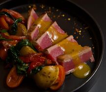 Стейк из тунца с овощами фламбе и глазировкой манго-чили