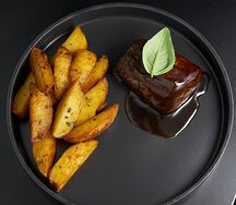 Филе миньон с картофелем в специях и соусом BBQ