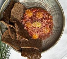 Тартар из говядины со ржаными гренками