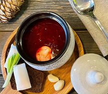 Борщ с говядиной, ржаным хлебом и салом