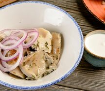 Соленые грузди с красным луком и сметаной