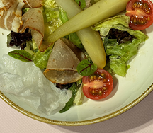 Салат с грушей, вяленой свининой и сыром Дорблю