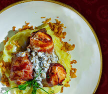 Курица в беконе с грибным соусом на подушке из картофельного пюре