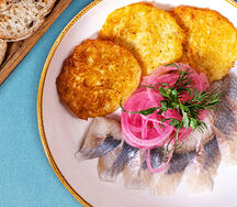 Селедочка с картофельным оладушком