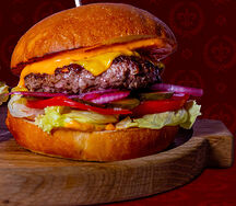 Бургер с говяжьей котлетой и ярким сыром Чеддар