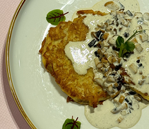 Драники в сливочно-грибном соусе