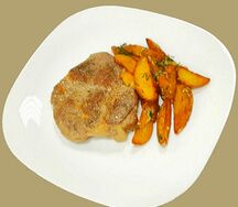 Свиная отбивная с дольками картофеля