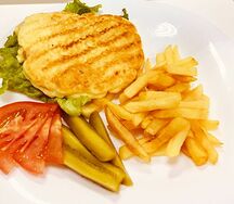 Отбивная из куриного филе в сыре с картофелем фри