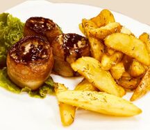 Свиные медальоны с дольками картофеля