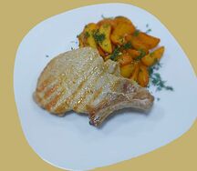 Свинина на кости с дольками картофеля