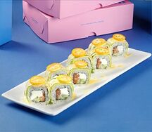 Кумкват с лососем и авокадо