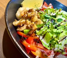 Боул с тигровыми креветками, киноа и овощами