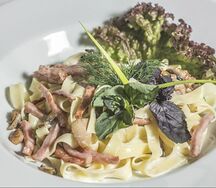 Спагетти в сливочном соусе с курицей и грибами