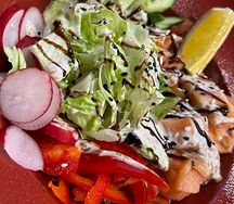 Боул с семгой, киноа и овощами