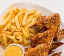 Куриные крылышки с картошкой фри