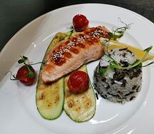 Стейк из сёмги с рисом и кабачками