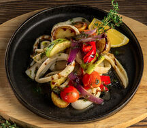 Кальмары с овощами