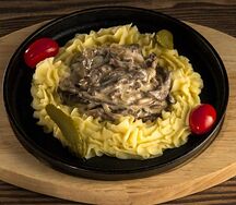 Бефстроганов с картофельным пюре