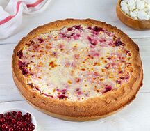 Пирог с брусникой и творогом