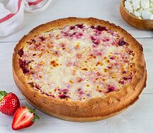 Пирог с клубникой и творогом