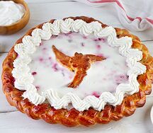 Пирог с брусникой сметаной и сливками