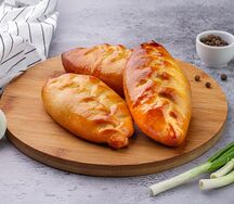 Пирожок с луком и яйцом