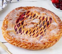 Пирог с вишней и клубникой закрытый