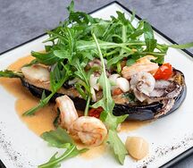 Салат с запеченным баклжаном и морепродуктами