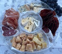 Сырная тарелка с мясными деликатесами