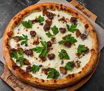 Пицца с белыми грибами и митболами