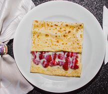 Блин с клубникой и сгущенным молоком