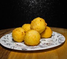 Сырные шарики с соусом уайт