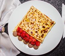 Блин с клубникой и шоколадом