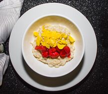 Каша овсяная молочная с клубникой