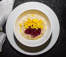Каша овсяная молочная с вишней