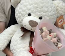 Комбо-набор: плюшевый мишка и букет из клубники