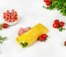 Ролл с ветчиной, зеленым салатом и маринованными огурчиками