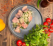 Салат с вялеными помидорами и ростбифом