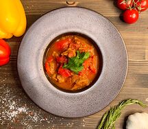 Баранина с овощами в томатном соусе