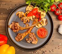 Каре ягненка с овощами на гриле